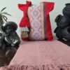 Rojo Vibrante: Bolso Rojo Hecho a Mano con Pompones Decorativos