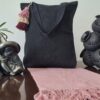 Artesanía en Negro: Bolso Negro con Pompones Decorativos Hecho a Mano en Telar de Cintura