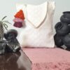 Tradición y Modernidad: Bolso Blanco Hecho a Mano con Pompones Encantadores