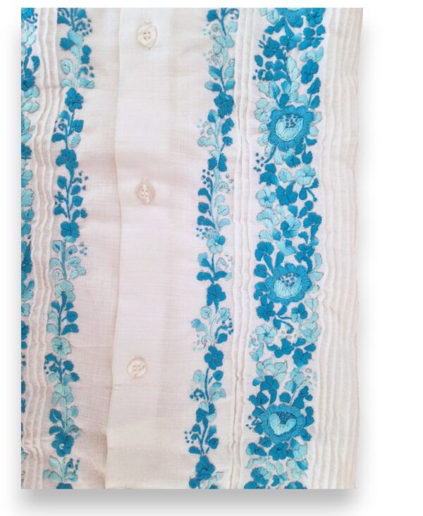 Guayabera Blanca de Lino Manga Larga Bordada a Mano: Exquisita Artesanía - Imagen 7