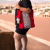 Rojo Vibrante: Bolso Rojo Hecho a Mano con Pompones Decorativos - Imagen 4