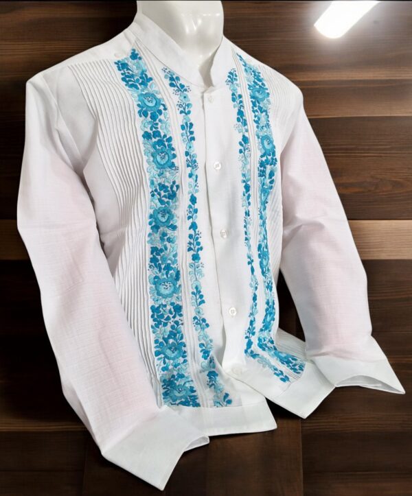 Guayabera Blanca de Lino Manga Larga Bordada a Mano: Exquisita Artesanía