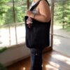 Artesanía en Negro: Bolso Negro con Pompones Decorativos Hecho a Mano en Telar de Cintura - Imagen 4