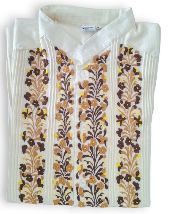 Guayabera Beige de Lino Manga Larga Bordada a Mano: Bordados que Inspiran - Imagen 8
