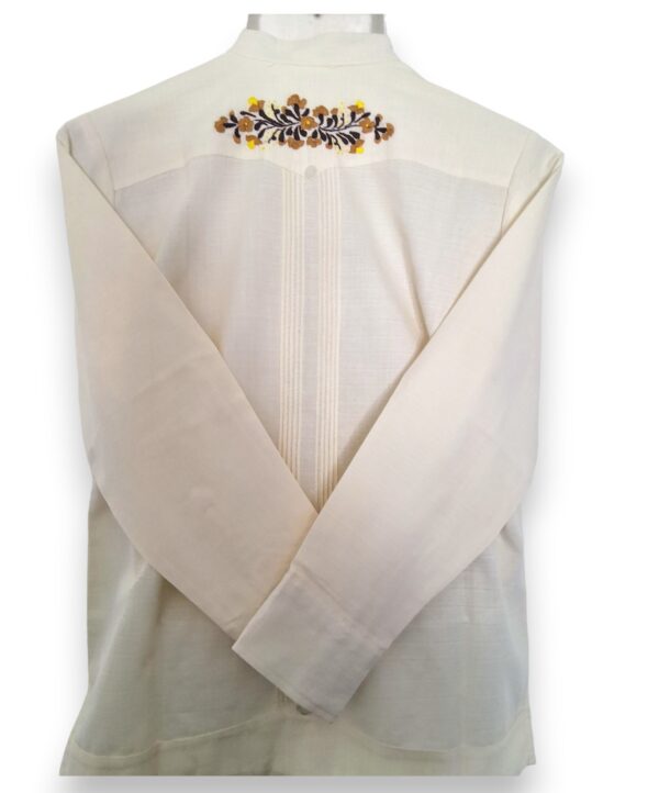 Guayabera Beige de Lino Manga Larga Bordada a Mano: Bordados que Inspiran - Imagen 6