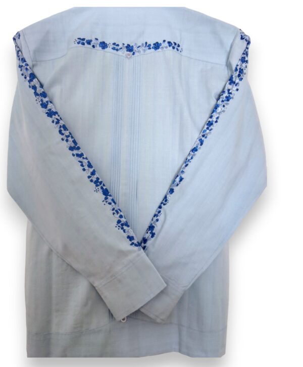 Guayabera Azul Cielo de Lino Manga Larga Bordada a mano: Bordados de Ensueño - Imagen 6