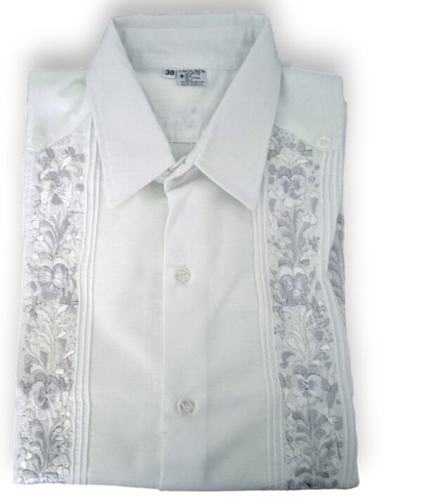 Guayabera Blanca de Lino Manga Larga Bordada a Mano: Arte y Tradición - Imagen 7