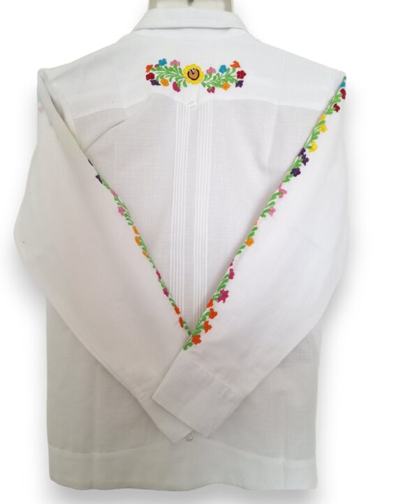 Guayabera Blanca de Lino Manga Larga Bordada a Mano: Riqueza de Color - Imagen 7