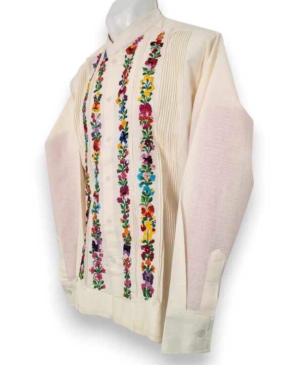 Guayabera Beige de Lino Manga Larga Bordada a mano: Maestría Artesanal - Imagen 2