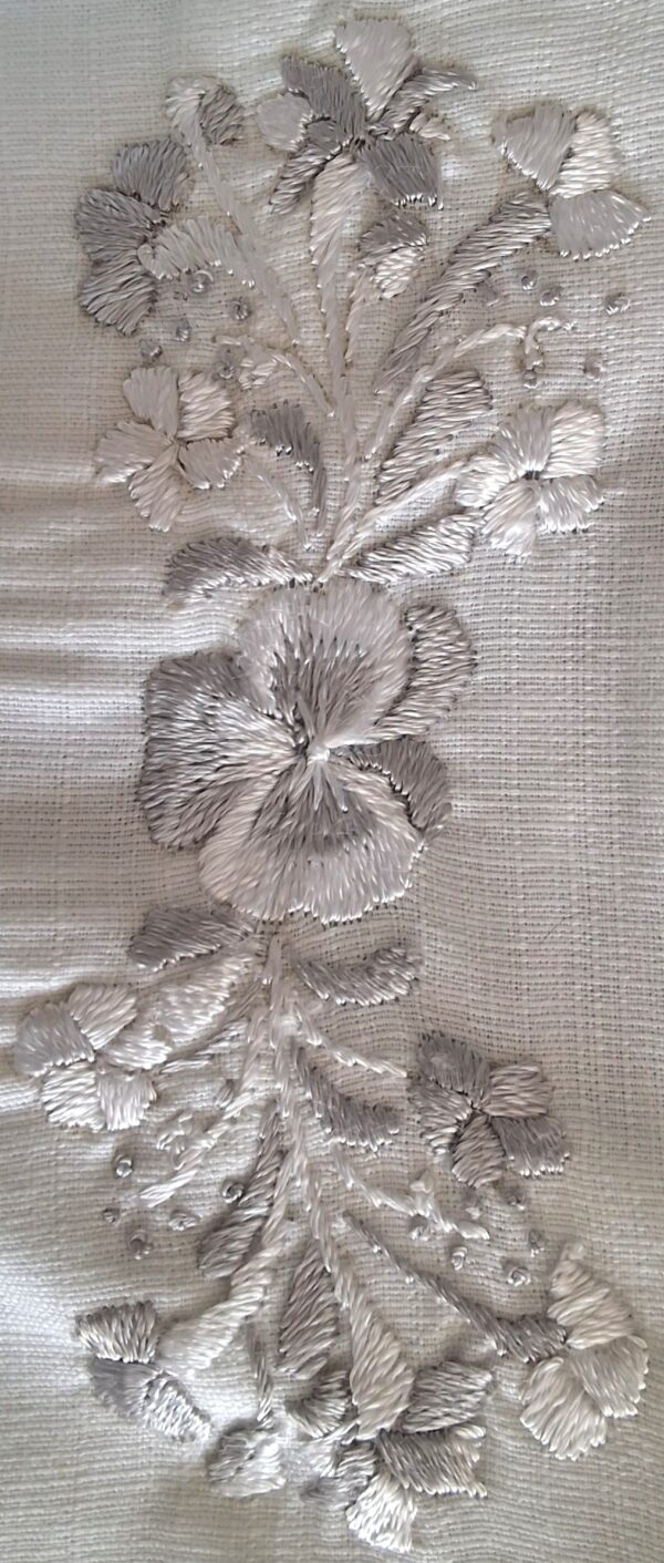 Guayabera Blanca de Lino Manga Larga Bordada a Mano: Arte y Tradición - Imagen 11