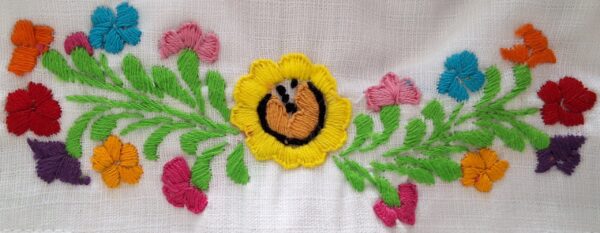 Guayabera Blanca de Lino Manga Larga Bordada a Mano: Riqueza de Color - Imagen 11