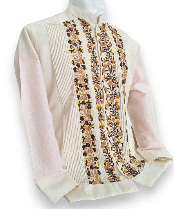 Guayabera Beige de Lino Manga Larga Bordada a Mano: Bordados que Inspiran - Imagen 4