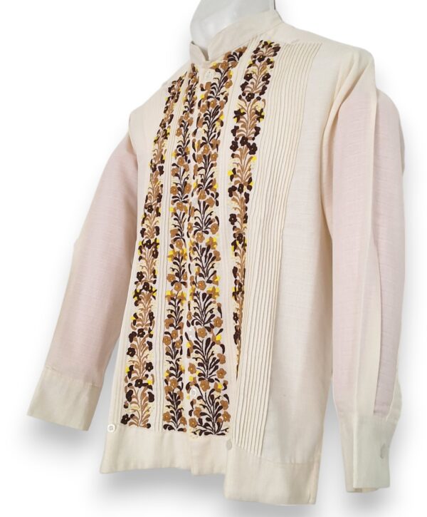 Guayabera Beige de Lino Manga Larga Bordada a Mano: Bordados que Inspiran - Imagen 2