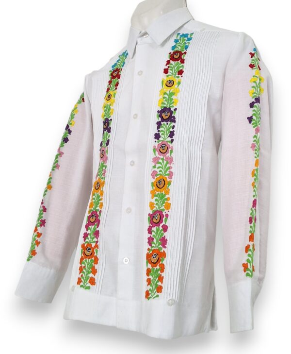 Guayabera Blanca de Lino Manga Larga Bordada a Mano: Riqueza de Color - Imagen 4
