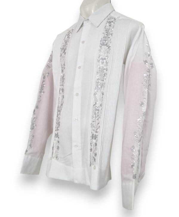 Guayabera Blanca de Lino Manga Larga Bordada a Mano: Arte y Tradición - Imagen 2
