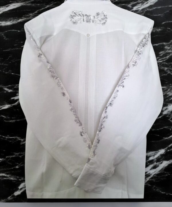 Guayabera Blanca de Lino Manga Larga Bordada a Mano: Arte y Tradición - Imagen 5