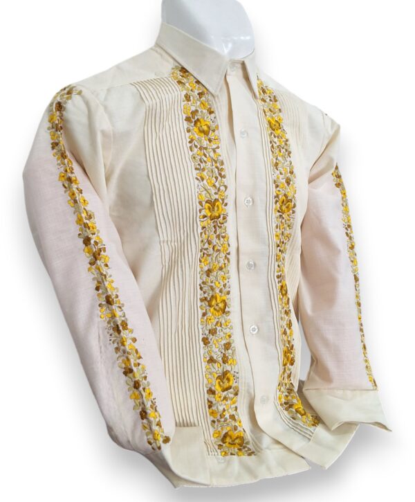 Guayabera Beige de Lino Manga Larga Bordada a Mano: Bordados Exquisitos - Imagen 4