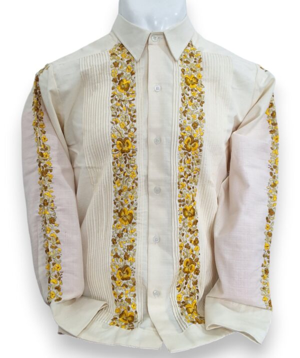Guayabera Beige de Lino Manga Larga Bordada a Mano: Bordados Exquisitos - Imagen 3