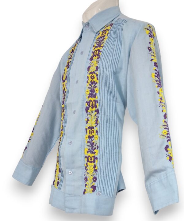 Guayabera Azul Cielo de Lino Manga Larga Bordada a Mano: Toque de Distinción en Cada Puntada - Imagen 2