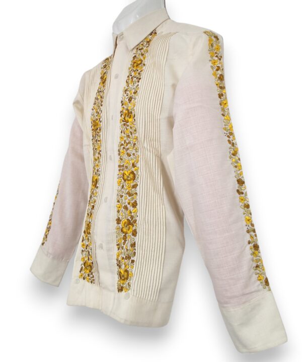 Guayabera Beige de Lino Manga Larga Bordada a Mano: Bordados Exquisitos - Imagen 2