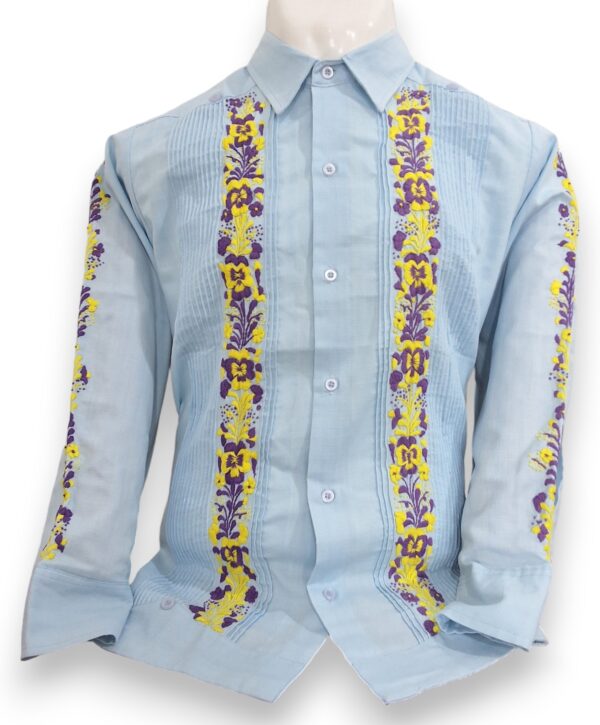 Guayabera Azul Cielo de Lino Manga Larga Bordada a Mano: Toque de Distinción en Cada Puntada - Imagen 3