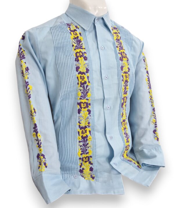 Guayabera Azul Cielo de Lino Manga Larga Bordada a Mano: Toque de Distinción en Cada Puntada - Imagen 4