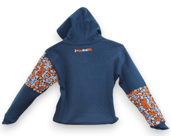 Sudadera con Gorro Azul Marino Cerrada para Niño Bordada a Mano: Confort y Distinción Únicos - Imagen 7