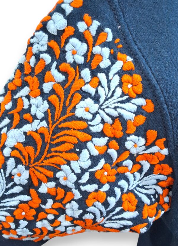 Sudadera con Gorro Azul Marino Cerrada para Niño Bordada a Mano: Confort y Distinción Únicos - Imagen 10