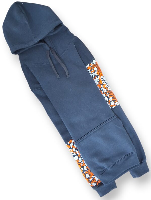Sudadera con Gorro Azul Marino Cerrada para Niño Bordada a Mano: Confort y Distinción Únicos - Imagen 8