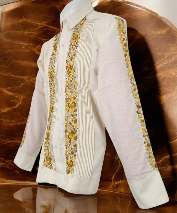 Guayabera Beige de Lino Manga Larga Bordada a Mano: Bordados Exquisitos - Imagen 3
