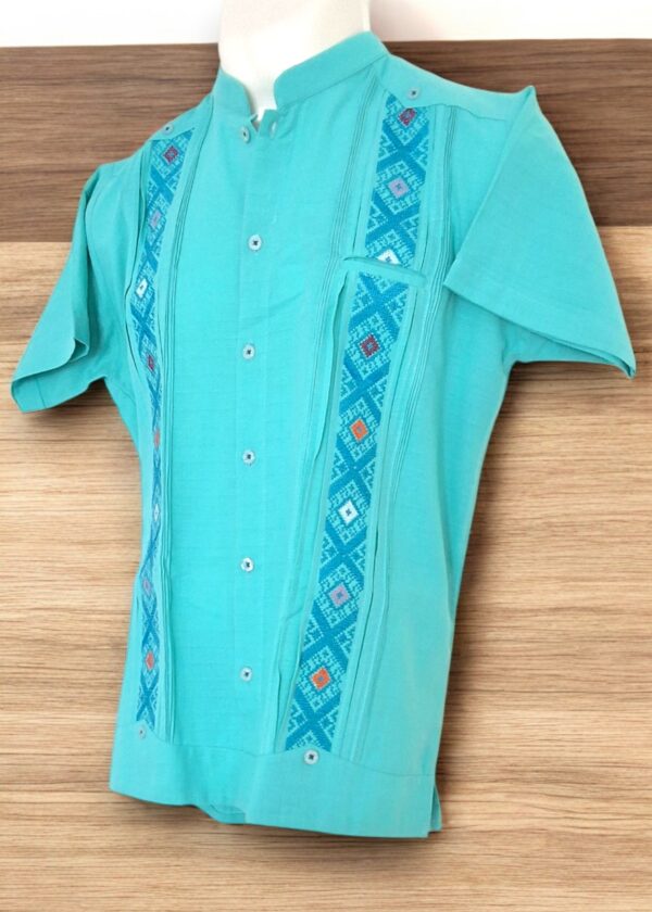 Guayabera Turquesa de Lino Manga Corta con Tejido de Telar y Grecas: Sutil Encanto - Imagen 8