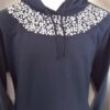 Sudadera con Gorro Azul Marino Cerrada Bordada a Mano: Detalles que Deslumbran - Imagen 7
