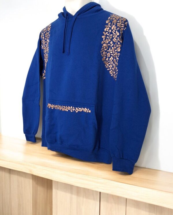 Sudadera con Gorro Azul Rey Cerrada Bordada a Mano: EL Bordado Perfecto - Imagen 4