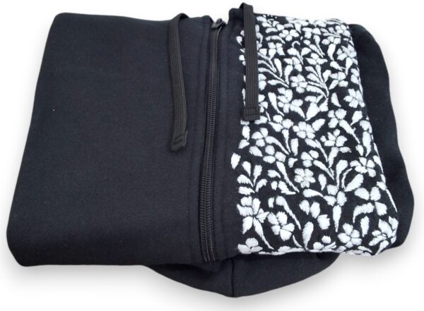 Sudadera con Gorro Negra de Cierre Bordada a Mano: Estilo Inigualable - Imagen 8