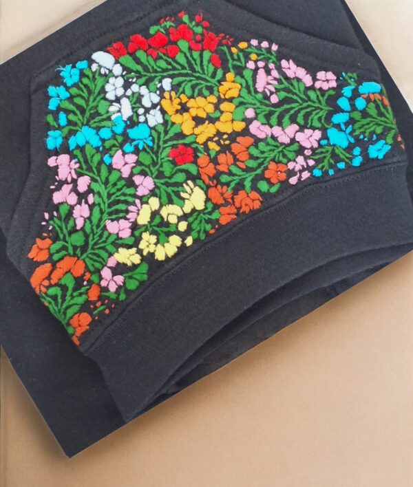 Estilo Encantado: Sudadera negra con Gorro para Niña Bordada a Mano - Imagen 15