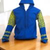 Confort y Arte: Sudadera con Gorro Azul Rey para Niño de Cierre Bordada a Mano - Imagen 7