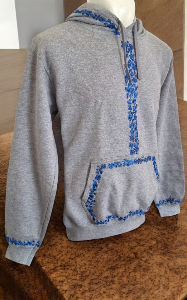 Sudadera con Gorro Gris Cerrada Bordada a mano: Perfección en Cada Puntada - Imagen 6