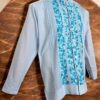 Distinción y Arte: Guayabera de Lino Azul Cielo Bordada a Mano