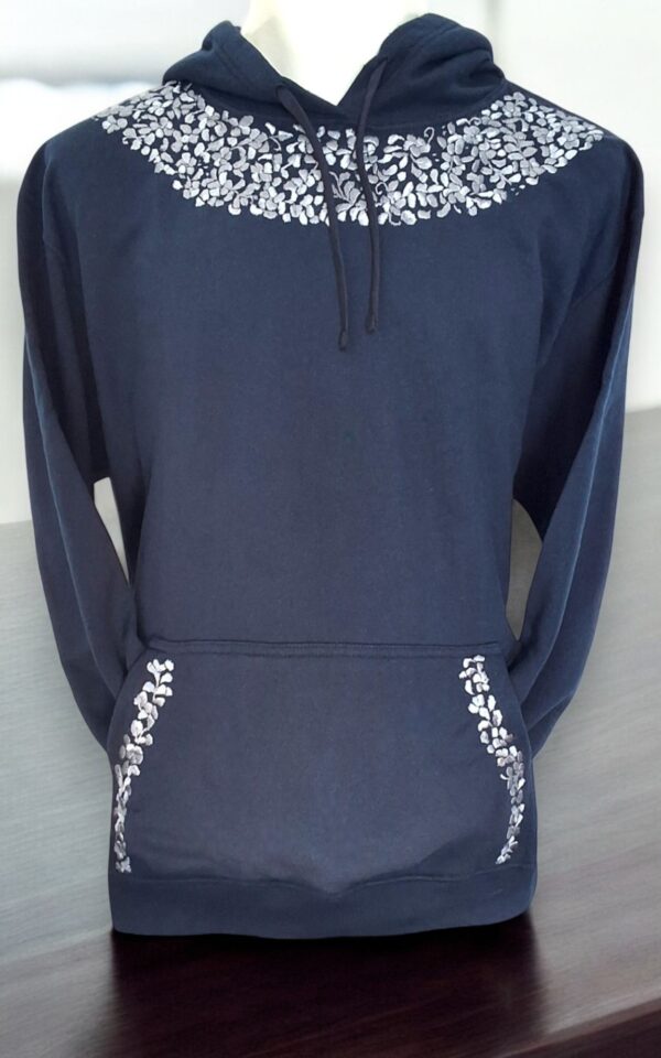 Sudadera con Gorro Azul Marino Cerrada Bordada a Mano: Detalles que Deslumbran - Imagen 3