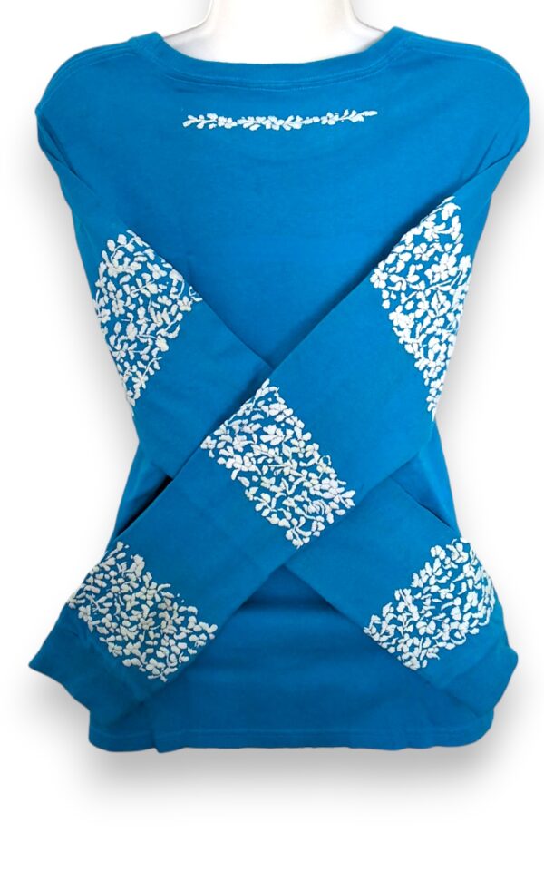 Elegancia Cautivadora: Playera Azul Turquesa de Manga Larga para Dama Bordada a Mano - Imagen 5