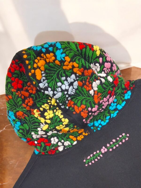 Estilo Encantado: Sudadera negra con Gorro para Niña Bordada a Mano - Imagen 10