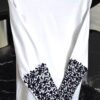 Pureza y Estilo: Playera Blanca de Manga Larga para Caballero Bordada a Mano - Imagen 9
