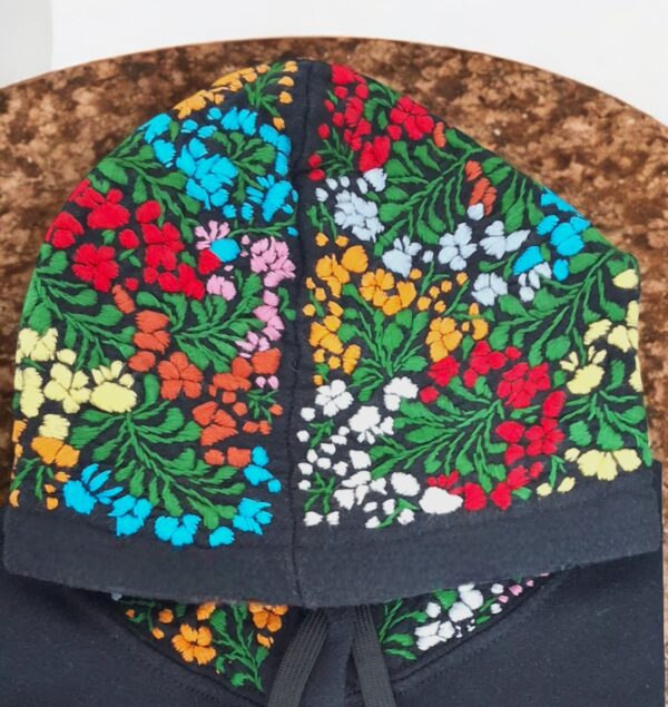 Estilo Encantado: Sudadera negra con Gorro para Niña Bordada a Mano - Imagen 13
