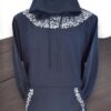 Sudadera con Gorro Azul Marino Cerrada Bordada a Mano: Detalles que Deslumbran - Imagen 6
