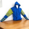 Confort y Arte: Sudadera con Gorro Azul Rey para Niño de Cierre Bordada a Mano - Imagen 6