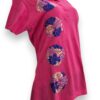Refinamiento Rosa: Playera Rosa Tipo Polo para Dama Bordada a Mano - Imagen 3