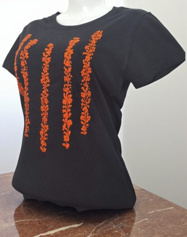 Misterio y Glamour: Playera Negra Manga Corta para Dama Bordada a Mano