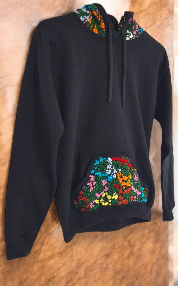 Estilo Encantado: Sudadera negra con Gorro para Niña Bordada a Mano