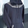 Sudadera con Gorro Azul Marino Cerrada Bordada a Mano: Detalles que Deslumbran