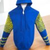 Confort y Arte: Sudadera con Gorro Azul Rey para Niño de Cierre Bordada a Mano - Imagen 2